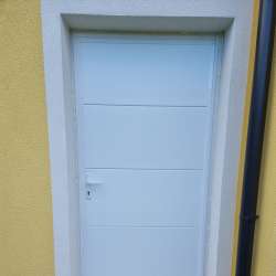 Enokrilna vrata Hanus Premium | Bela - RAL 9010 - Gladek panel