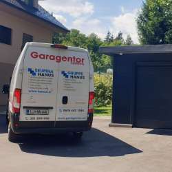 Sekcijska dvižna garažna vrata Hanus Premium | Antracit - RAL 7016 - Stucco z večimi linijami 