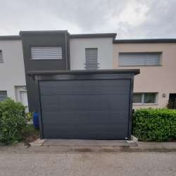 Sekcijska dvižna garažna vrata Hanus Premium | Antracit - RAL 7016 - Woodgrain