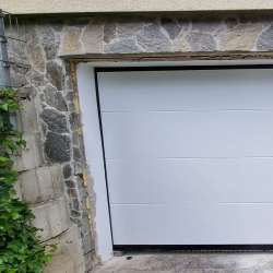 Sekcijska dvižna garažna vrata Hanus Premium | Bela - RAL 9010 - Gladek panel