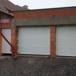 Sekcijska dvižna garažna vrata Hanus Premium | Bela - RAL 9010 - Kasetni motiv