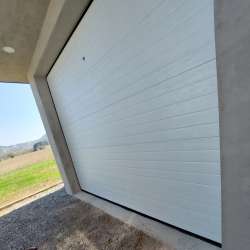 Sekcijska dvižna garažna vrata Hanus Premium | Bela - RAL 9010 - Stucco z več linijami 