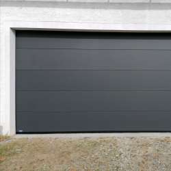 Sekcijska dvižna garažna vrata Hanus Premium | DB703 - Gladek panel 