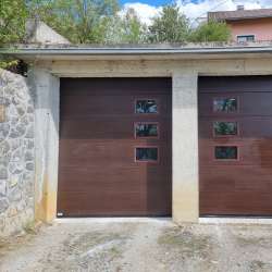 Sekcijska dvižna garažna vrata Hanus Premium | Oreh - Gladek panel 