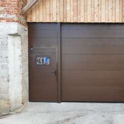 Sekcijska dvižna garažna vrata Hanus Premium | Rjava - RAL 8014 - Woodgrain