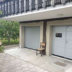 Sekcijska dvižna garažna vrata Hanus Premium | Srebrna - RAL 9006 - Stucco z več linijami 