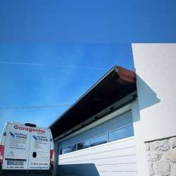 Sekcijska dvižna garažna vrata Hanus Premium | Srebrna - RAL 9006 - Techanusflex