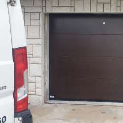 Sekcijska dvižna garažna vrata Hanus Premium | Temni hrast - Gladek panel 
