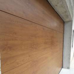 Sekcijska dvižna garažna vrata Hanus Premium | Temni hrast - Gladek panel 