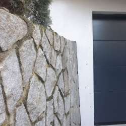 Sekcijska dvižna garažna vrata Hanus Premium z osebnim prehodom Premium | Antracit - RAL 7016 - Gladek panel