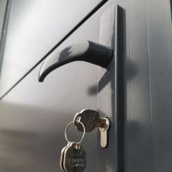 Sekcijska dvižna garažna vrata Hanus Premium z osebnim prehodom Premium | Antracit - RAL 7016 - Gladek panel