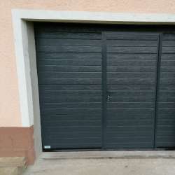 Sekcijska dvižna garažna vrata Hanus Premium z osebnim prehodom Premium | Antracit - RAL 7016 - Stucco z večimi linijami 