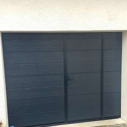 Sekcijska dvižna garažna vrata Hanus Premium z osebnim prehodom Premium | Antracit - RAL 7016 - Woodgrain