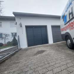 Sekcijska dvižna garažna vrata Hanus Premium z osebnim prehodom Premium | Antracit - RAL 7016 - Woodgrain