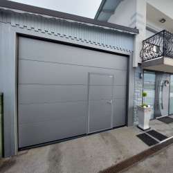 Sekcijska dvižna garažna vrata Hanus Premium z osebnim prehodom Premium | Barva po RAL-u 