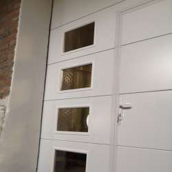 Sekcijska dvižna garažna vrata Hanus Premium z osebnim prehodom Premium | Bela - RAL 9010 - Gladek panel