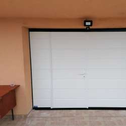 Sekcijska dvižna garažna vrata Hanus Premium z osebnim prehodom Premium | Bela - RAL 9010 - Gladek panel