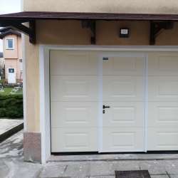 Sekcijska dvižna garažna vrata Hanus Premium z osebnim prehodom Premium | Bela - RAL 9010 - Kasetni motiv