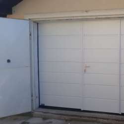 Sekcijska dvižna garažna vrata Hanus Premium z osebnim prehodom Premium | Bela - RAL 9010 - Techanusflex