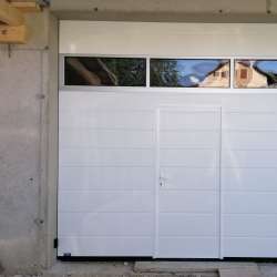 Sekcijska dvižna garažna vrata Hanus Premium z osebnim prehodom Premium | Bela - RAL 9010 - Techanusflex