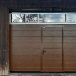 Sekcijska dvižna garažna vrata Hanus Premium z osebnim prehodom Premium | Rjava - RAL 8014 - Woodgrain