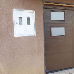 Sekcijska dvižna garažna vrata Hanus Premium z osebnim prehodom Premium | Rjava - RAL 8014 - Woodgrain