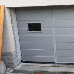 Sekcijska dvižna garažna vrata Hanus Premium z osebnim prehodom Premium | Srebrna - RAL 9006 - Techanusflex