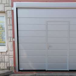 Sekcijska dvižna garažna vrata Hanus Premium z osebnim prehodom Premium | Srebrna - RAL 9006 - Techanusflex