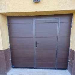 Sekcijska dvižna garažna vrata Hanus Premium z osebnim prehodom Premium | Temni hrast - Gladek panel 
