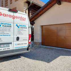 Sekcijska dvižna garažna vrata Hanus Premium z osebnim prehodom Premium | Zlati hrast - Gladek panel 
