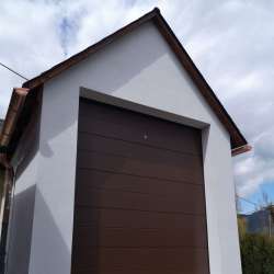 Sekcijska dvižna garažna vrata Hanus Premium | Zlati hrast - Gladek panel 