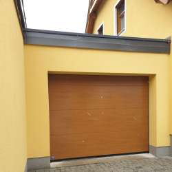 Sekcijska dvižna garažna vrata Hanus Premium | Zlati hrast - Gladek panel 