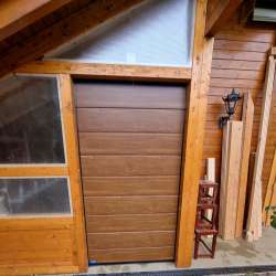 Sekcijska dvižna garažna vrata Hanus Premium | Zlati hrast - Gladek z vmesno črto 