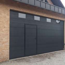 Sekcijska dvižna industrijska vrata Hanus Premium z osebnim prehodom Premium | Antracit - RAL 7016 - Woodgrain