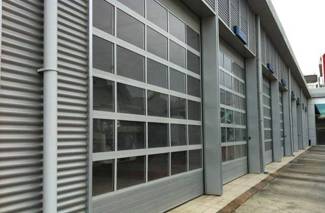 Industrijska sekcijska garažna vrata za skladišče