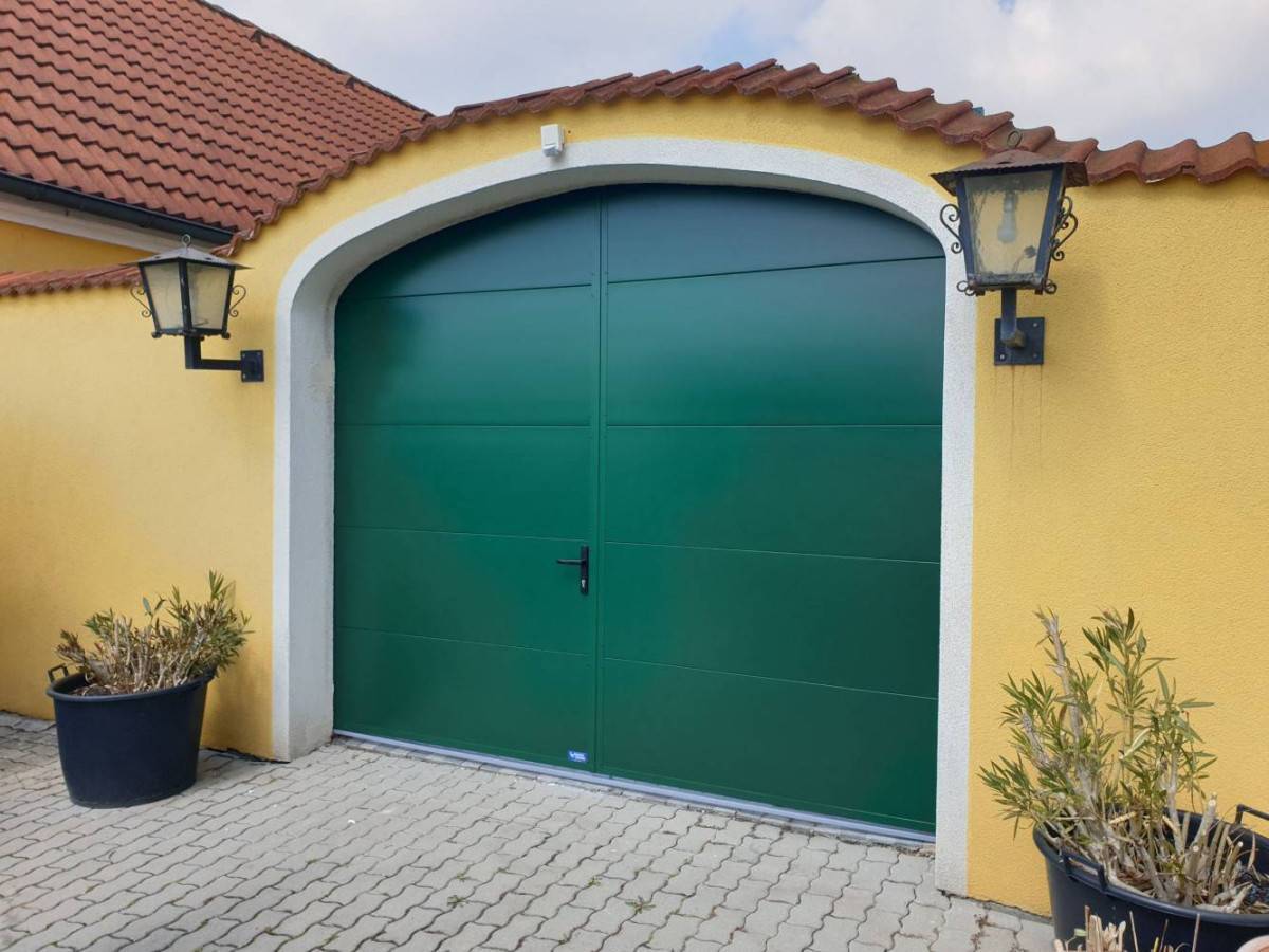 Eleganten enojni garažni vrat z rafiniranim in minimalističnim dizajnom