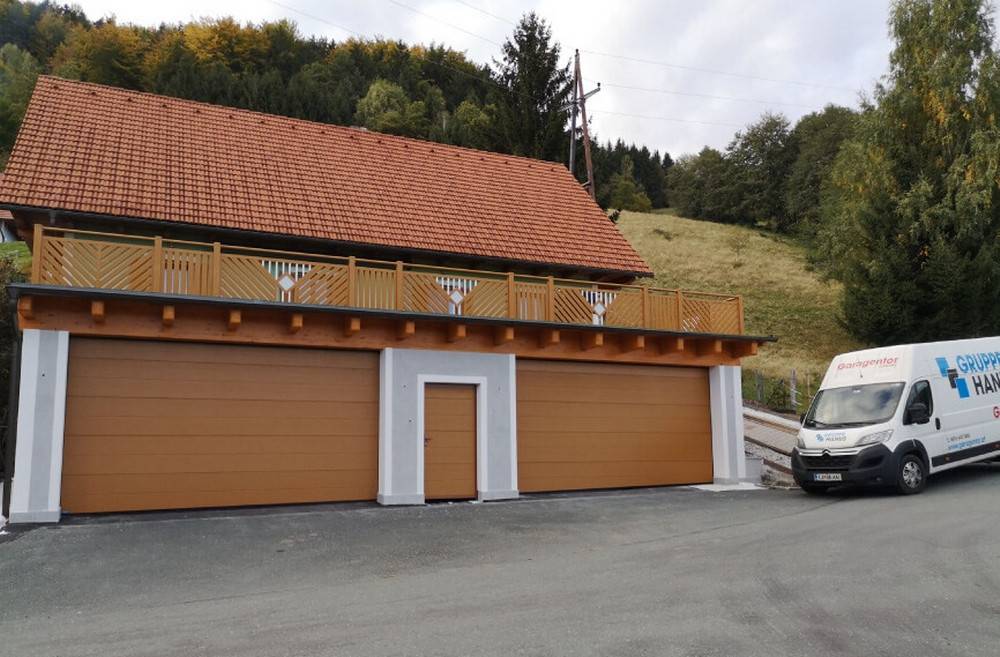 Prikaz garažnih vrat v imitaciji lesa