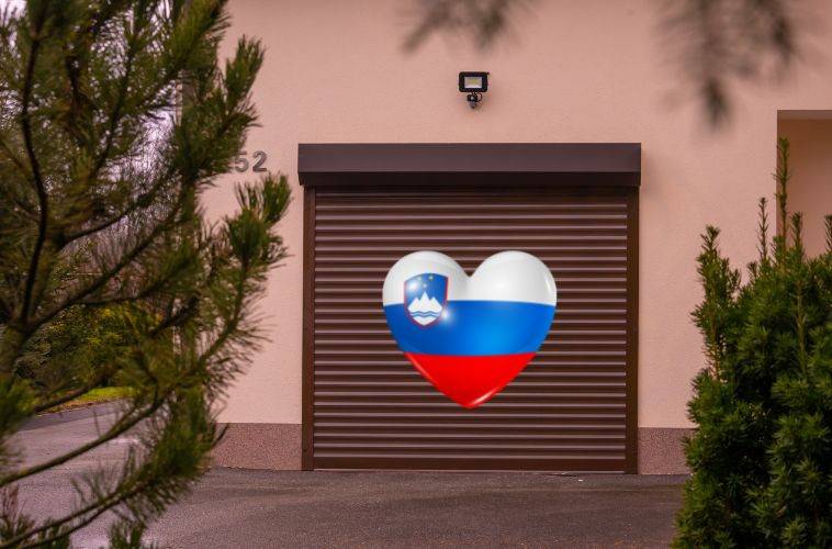Rolo garažna vrata, z slovenskim simbolom v obliki srca