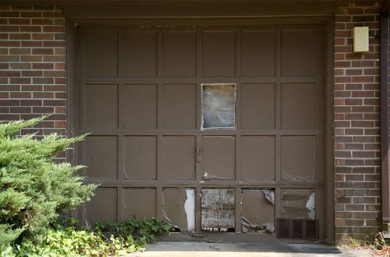Rabljena, rjava garažna vrata v slabem stanju