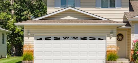 Razumevanje razlike med sekcijskimi in enokrilnimi garažnimi vrati