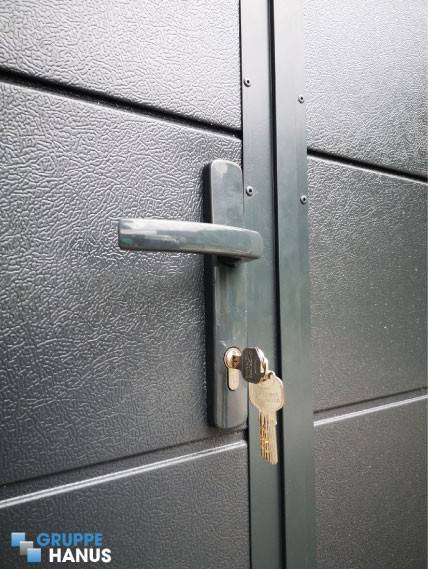 Kljuka na garaznih vratih z osebnim prehodom